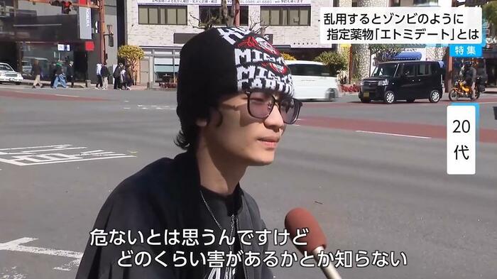 インタビューに答える男性