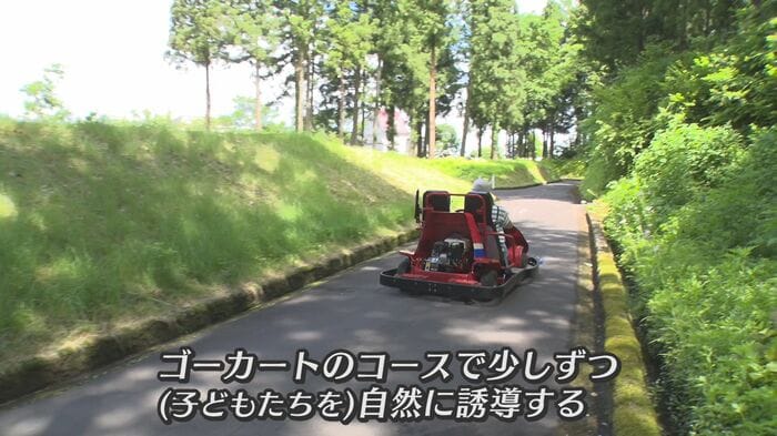 森へと続くゴーカートのコース