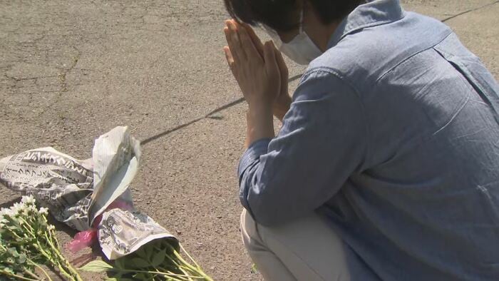 花を手向け、手を合わせる