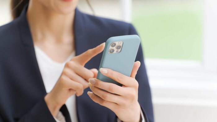 スマホはぐっと我慢(画像はイメージ)