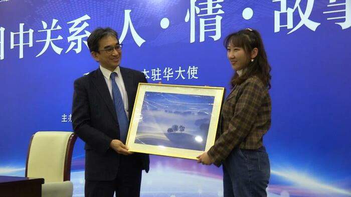 写真をプレゼントする垂駐中国大使(2021年3月)