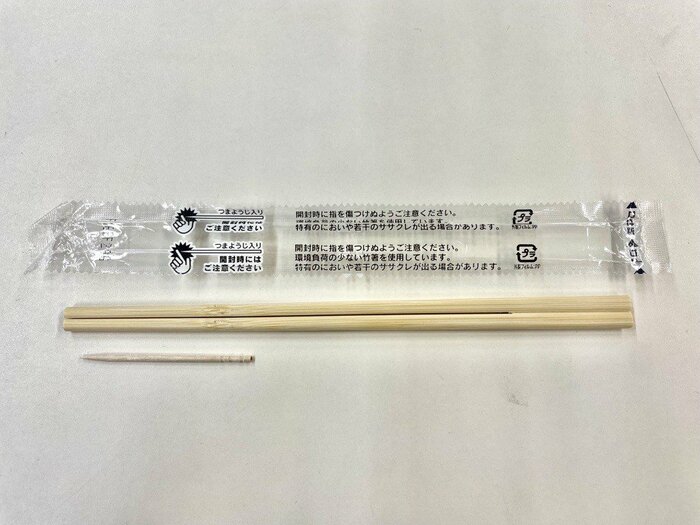 つまようじが入っている従来の割りばし袋(提供:セブン&アイ・ホールディングス)