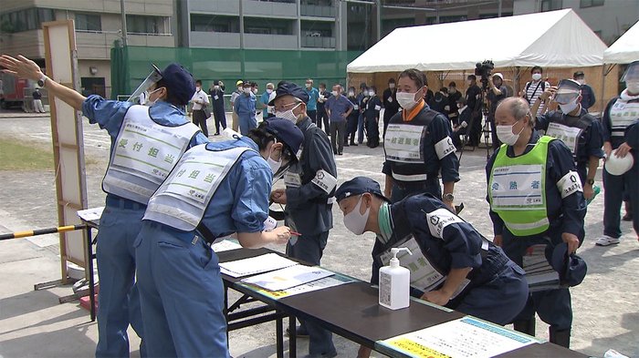 江東区でコロナ影響下を想定した避難所訓練 距離の確保など確認