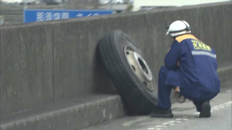 走行中ダンプカーから直径約1メートルのタイヤ2本が外れる…後ろ走っていた車5台に次々と衝突　宇都宮市｜FNNプライムオンライン
