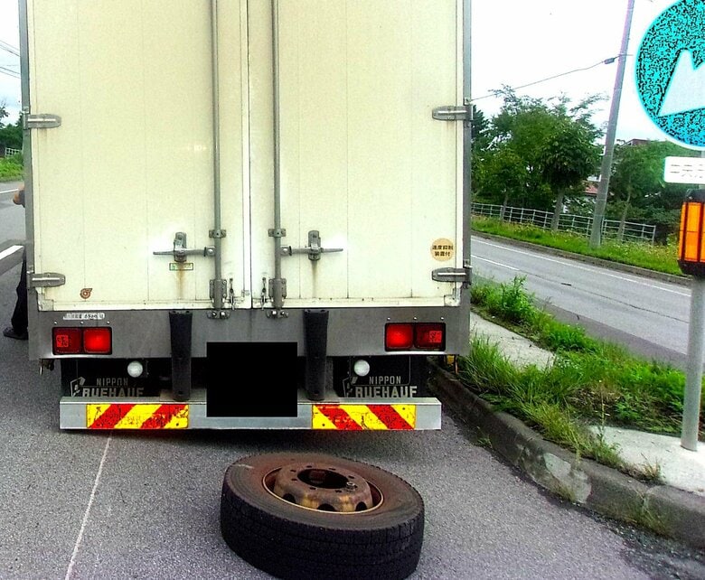 走行中の大型トラックの左後輪からタイヤ脱落…転がり停車中の資源回収車に衝突…運転手は「2か月前にディーラーでタイヤ交換した。運転前に必ずナットの締まり状況は確認していた」と説明＜北海道美唄市＞｜FNNプライムオンライン