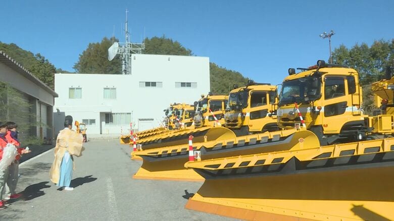 国内の高速道路で最も標高の高い場所走る…東海北陸道で除雪車の出発式 約80台を配備し降雪などに備える｜FNNプライムオンライン