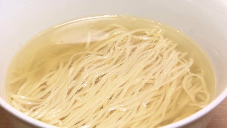 物価高で“具なしラーメン”人気じわり…400円で販売するチェーン店も　ローソンの「スープ激うま！」シリーズも売行き上々｜FNNプライムオンライン