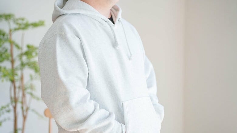 “休日はいつもパーカー”なら色の薄いジーンズははかないで！部屋着感をなくすパンツ選びのコツ【パパの服装「普通」化計画】｜FNNプライムオンライン
