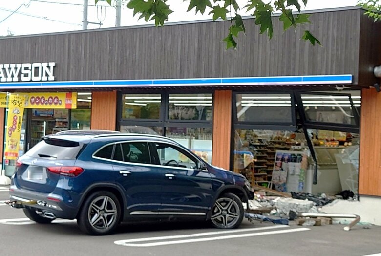 コンビニに乗用車突っ込む＿誤ってアクセル踏み込み暴走か＿衝突防止用の”鉄柵”壊して店内に進入するも客や従業員にケガなし＿運転していた女性は軽傷〈北海道札幌市〉｜FNNプライムオンライン