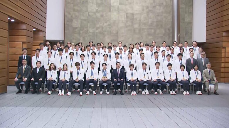 岸田首相とメダリスト懇談に見るスポーツ強化の今後…選手との「勝利の秘訣」談義と団長からの謝意の意味｜FNNプライムオンライン