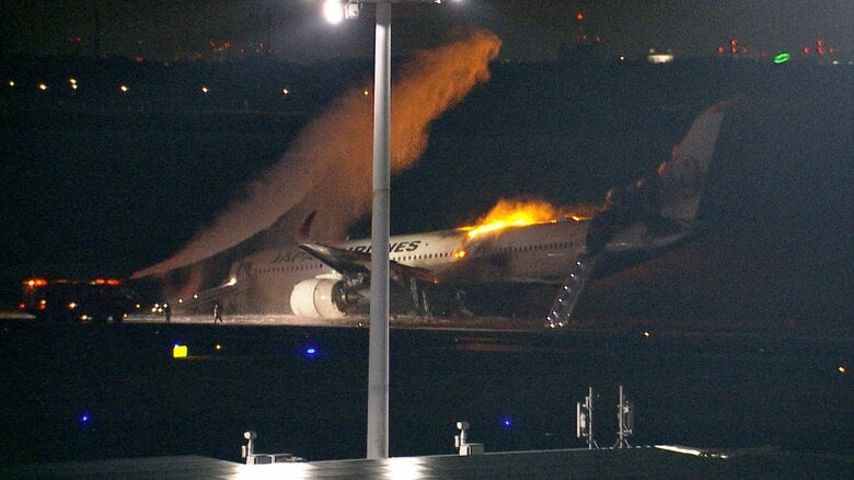 【速報】羽田空港で炎上の日本航空機　乗客乗員約380人は全員脱出｜FNNプライムオンライン