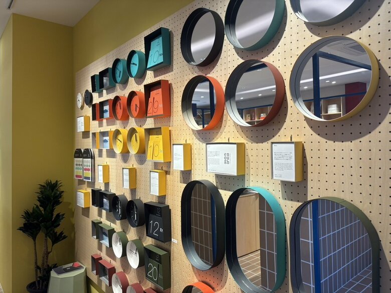 時計も鏡もすべて「紙」!紙箱づくりの技術を生かした「箱がテーマ」の複合施設 パッケージメーカー「岩㟢紙器」が波佐見町にオープン 自分だけの箱も作れる!|FNNプライムオンライン