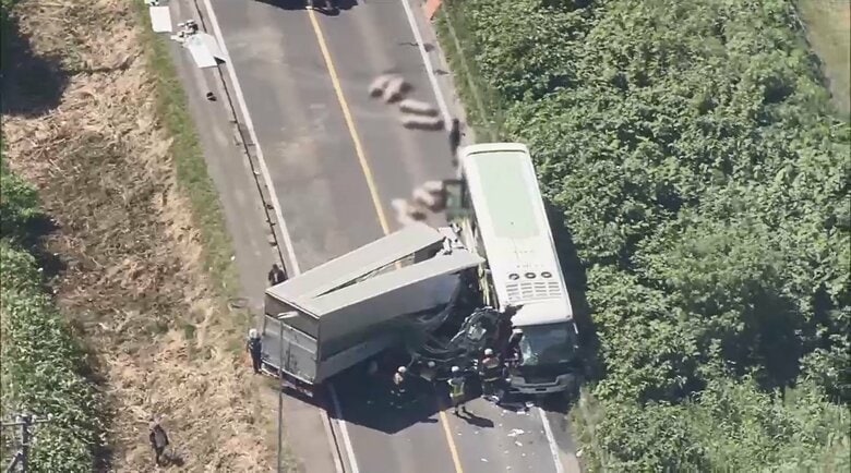 高速バスとトラックが衝突…ドラレコに事故の瞬間　3人心肺停止、14人重軽傷　北海道・八雲町　｜FNNプライムオンライン
