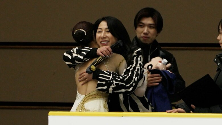 演技後、樋口コーチと抱き合う上薗恋奈