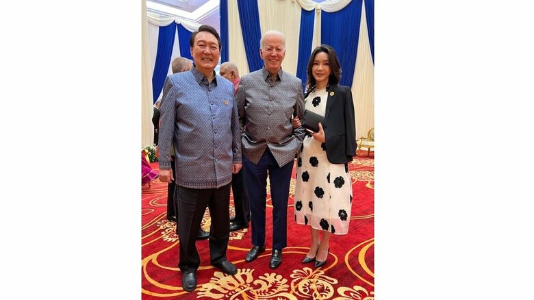 バイデン大統領と腕を組んで親密度をアピール(大統領室提供)