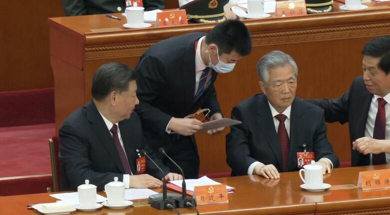 第20回共産党大会の閉幕式で胡錦濤前国家主席が途中退席(2022年10月)