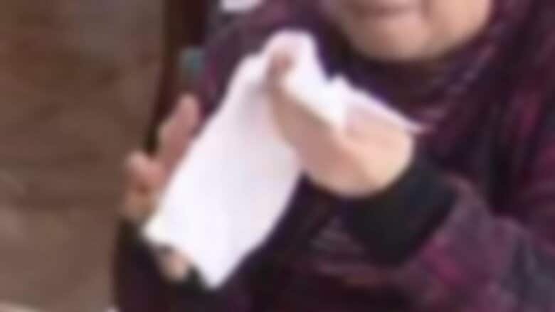 暑い日などはついおしぼりで顔を拭きたくなるが…（イメージ）