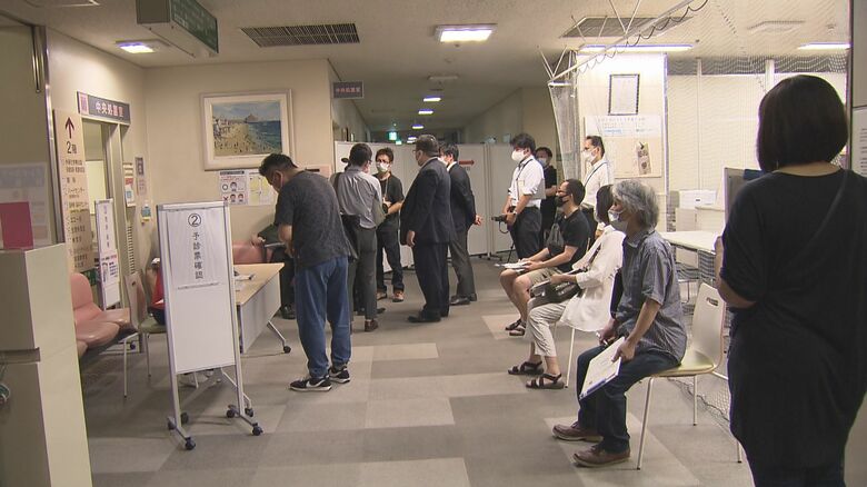 深夜接種に訪れた人たち（福岡市民病院）