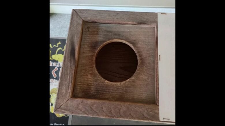 おみくじの入っていた箱は空っぽに