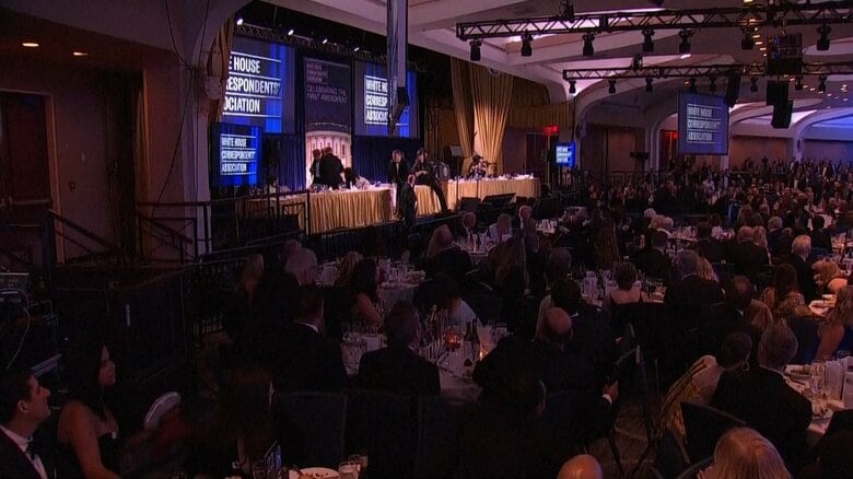 シークレットサービスによって会場から連れ出されるトランプ大統領