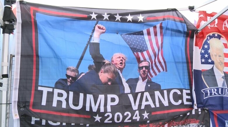 暗殺未遂事件でのトランプ氏が印刷された旗