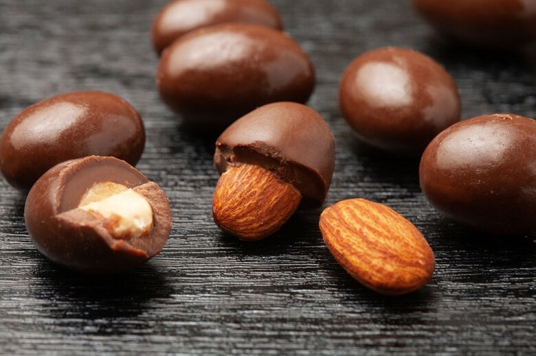 アーモンドチョコはノシメマダラメイガに狙われやすい（画像はイメージ）
