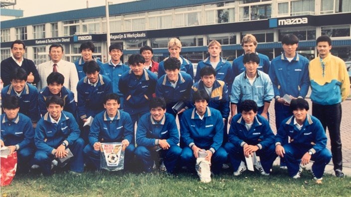 欧州遠征でのオフト氏（3列目左端）と森保氏（同4人目）（1987年7月撮影・オフト氏提供）