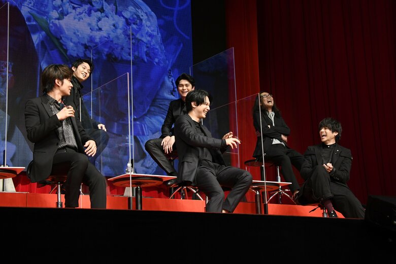 爆笑するキャスト陣