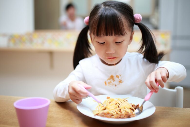 食べこぼしで洋服が汚れてしまうことも…（イメージ）