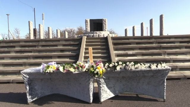 献花に訪れる人も年々少なく