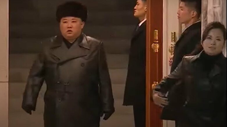 黒コートの玄松月党副部長（右）