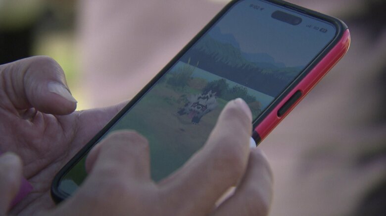 街中でスマホのポケモンに夢中