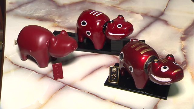 絵付けでカスタムできるのも魅力　オリジナルの赤べこを