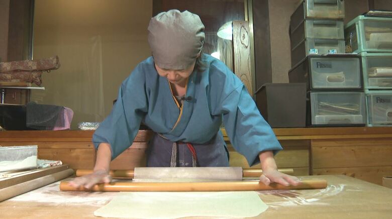 そばを打つ高宮さん