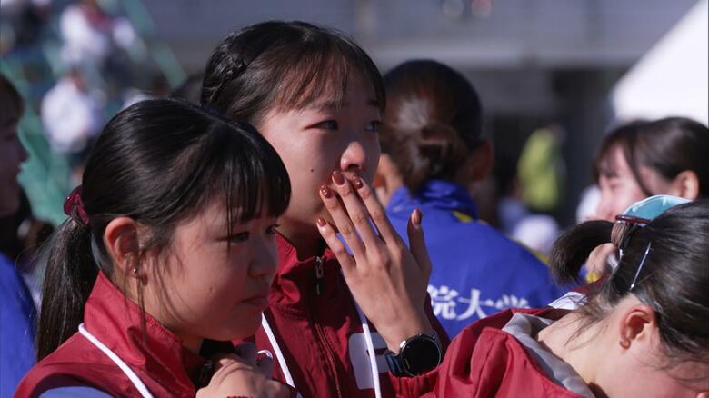 2023年の富士山女子駅伝　涙を浮かべる立命館大学