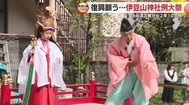 神女舞を指導する小澤さん