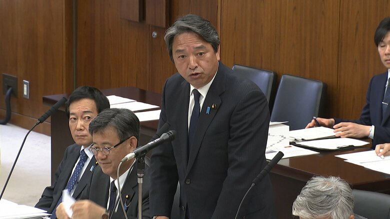 小泉大臣に「お誕生日おめでとうございます」と声をかける国民・榛葉氏