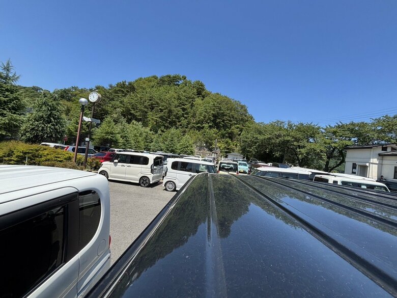 高台の駐車場には避難した人々の車が数多く見られた