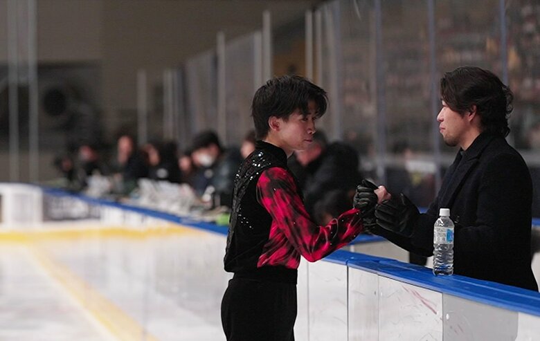 指導を受ける無良崇人からグータッチで送り出される植村