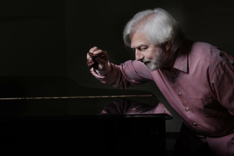 愛用のピアノと バーゼルにて　2022年 ©️ BartekBarczyk.Art