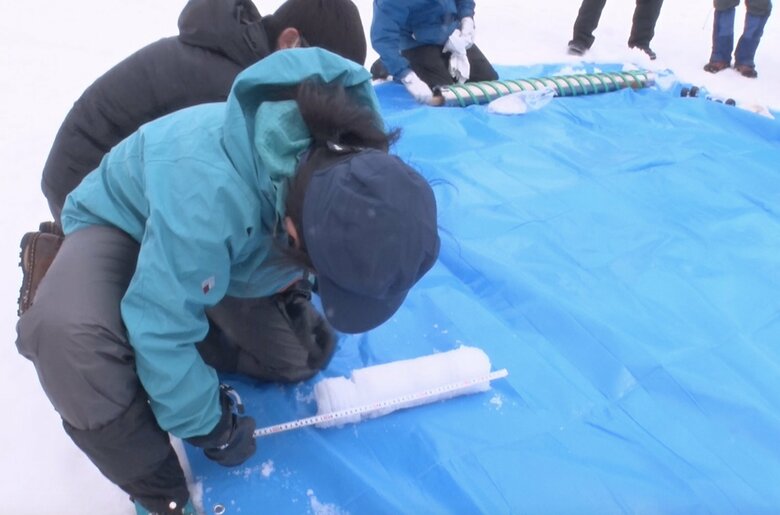 採取した氷をすぐに計測して記録する