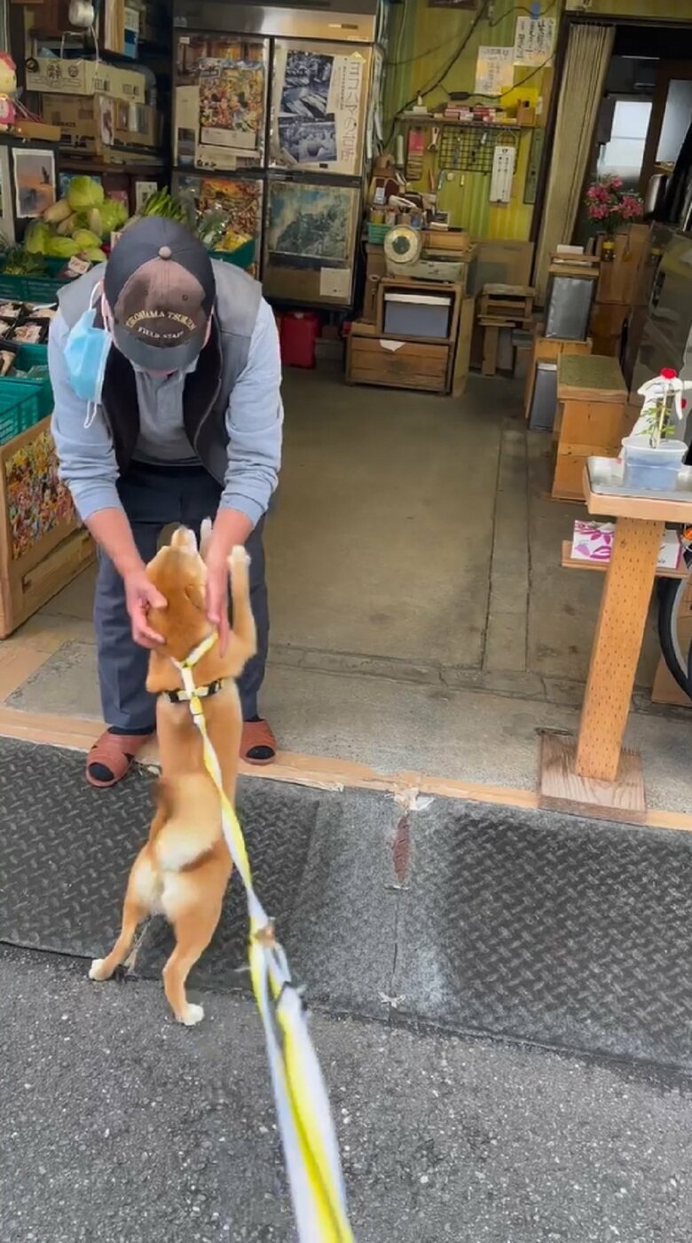 大好きよとおっちゃんの片腕をつかむかのよう