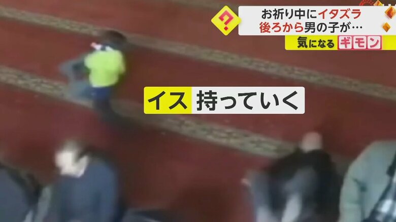 男の子がいすを移動させ、男性が転倒する瞬間の映像(6)