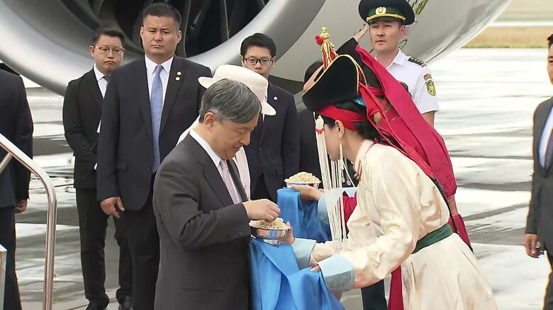 チンギスハン国際空港で伝統的な歓迎を受けられる両陛下