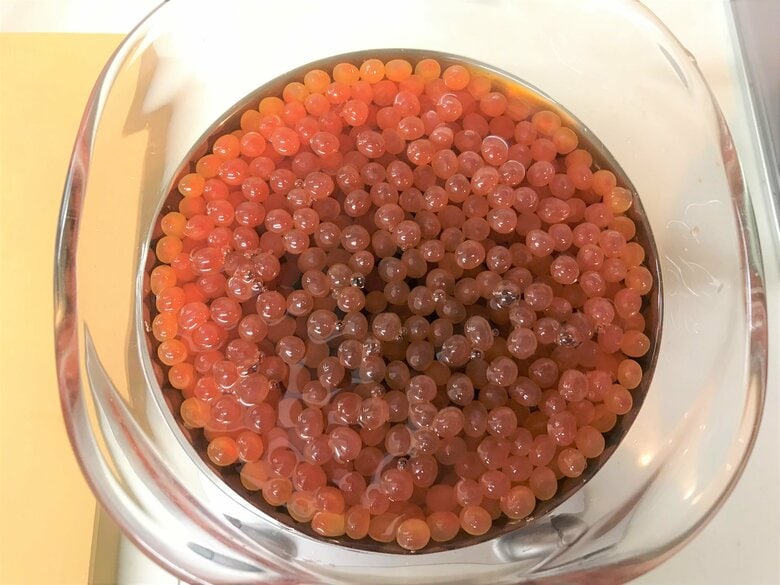 味付け液を入れる（画像提供：魚食普及推進センターHP）