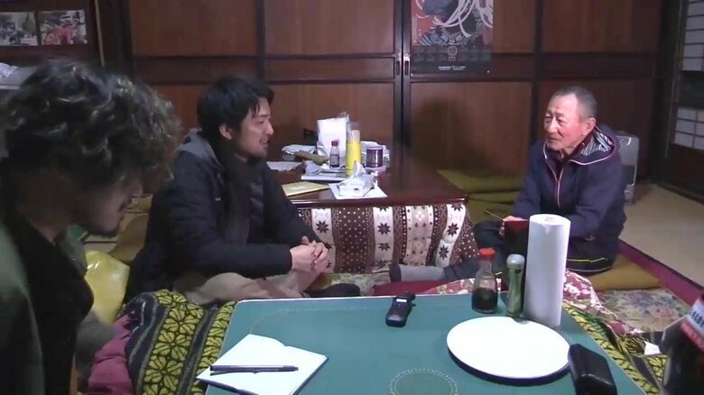 富川さんと板澤しし踊り保存会の佐々木国允会長