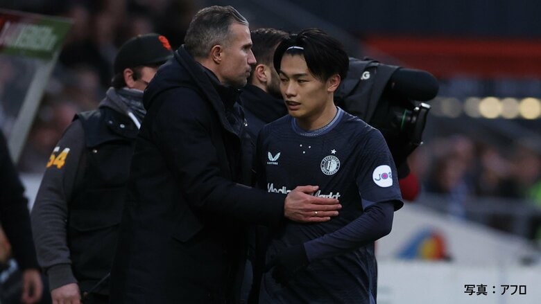 ファンペルシー元監督（左）と上田