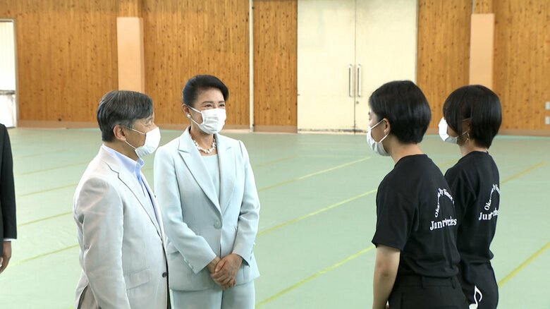 子どもたちに歩み寄り、「すばらしいオーケストラですね」「あす楽しみにしています」などと交流された