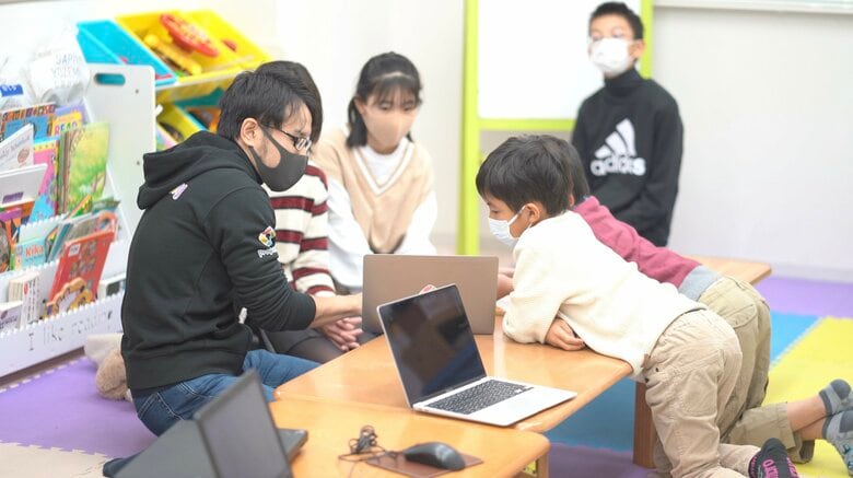 子どもたちは一人でプログラミングするより楽しそうだ