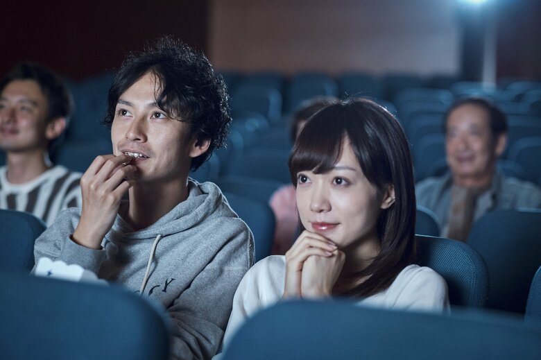 若者が映画館での視聴に抵抗感を示す理由はいくつかある（画像：イメージ）